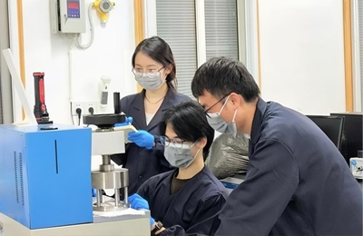 攻克世界難題，中國自主研發出無氟沖鋒衣面料